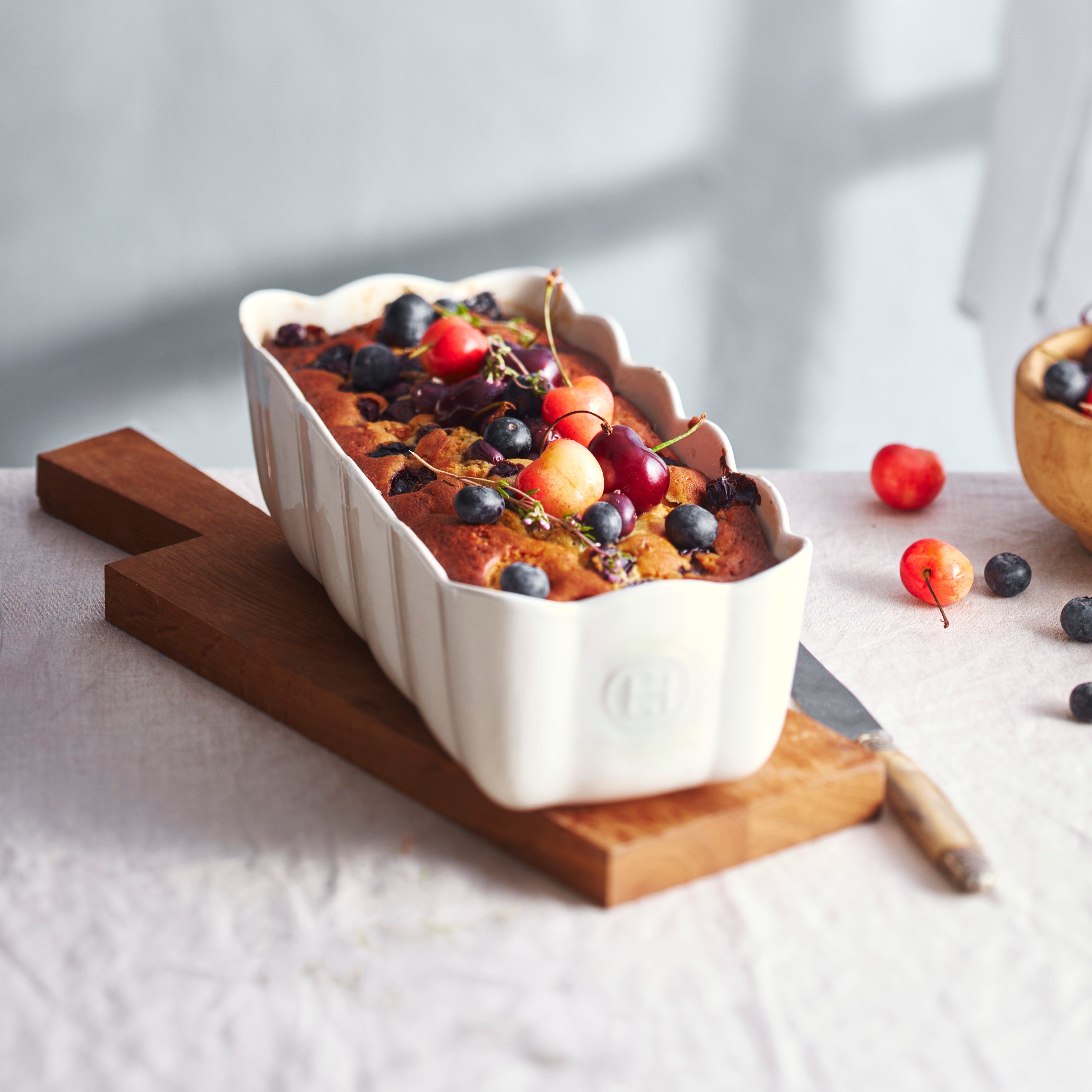 Cherry cake with blueberries - Emile Henry