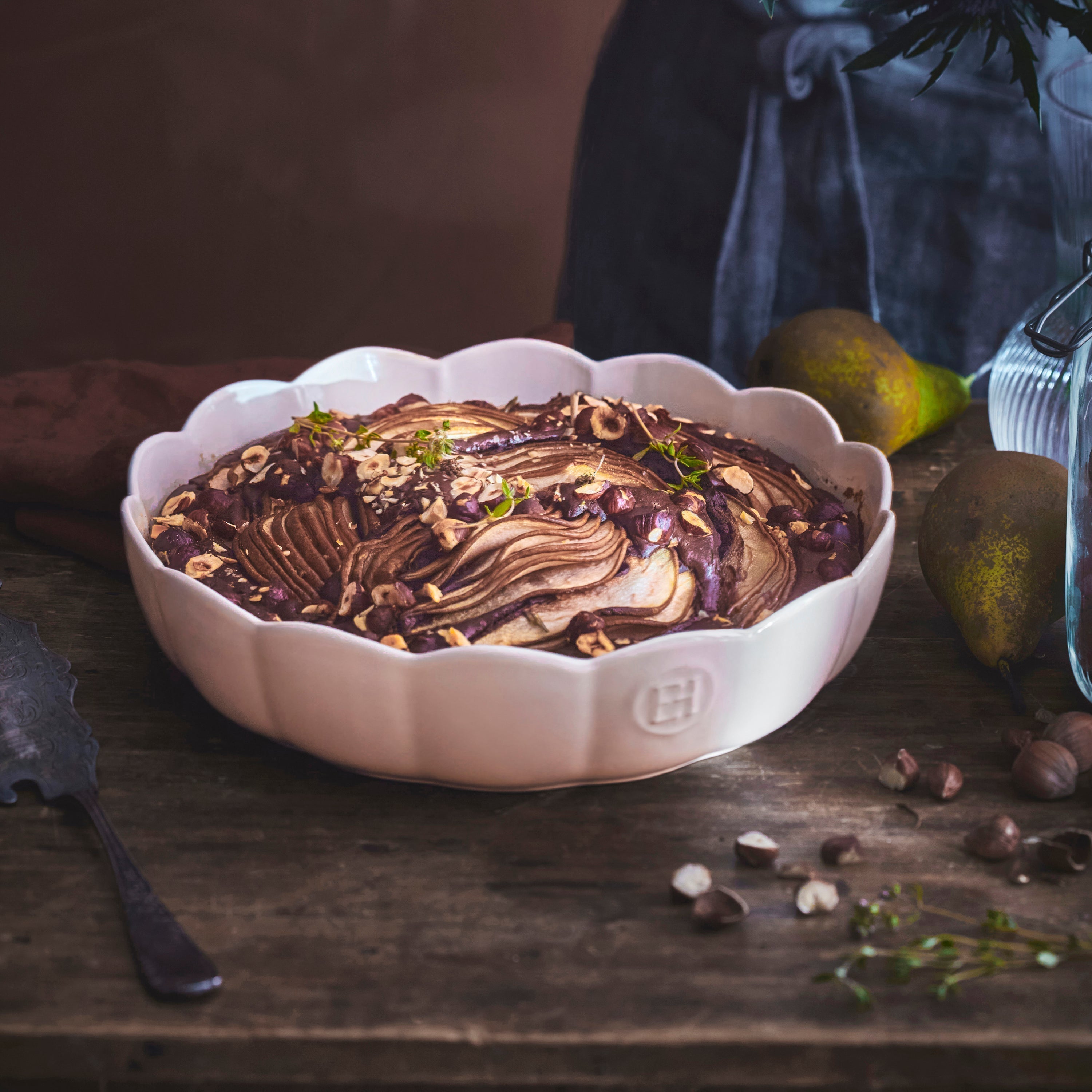 Chocolate hazelnut cake with pears (vegan recipe) - Emile Henry